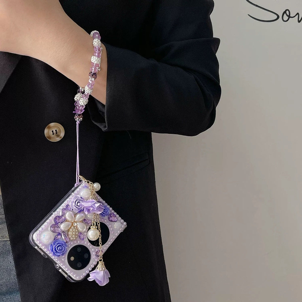 Suitable for Android phone cases featuring beaded flower wrist straps.